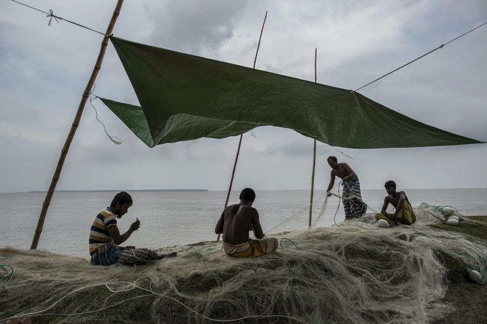 Des pêcheurs de Bhola (dans le Barisal au Bangladesh), le long de la rivière Monpura, en août 2017. Photo Probal Rashid. Zuma. Rea