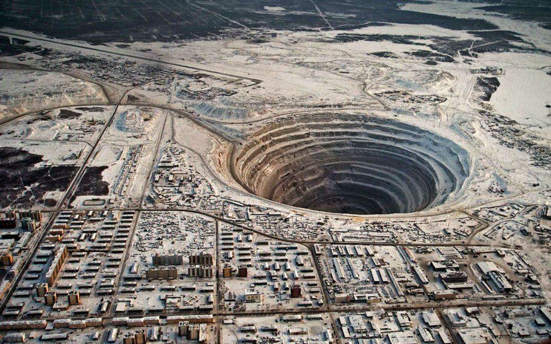 En plein cœur de la ville de Mirny, en Sibérie orientale, une gigantesque mine de diamants 525 mètres de large et 1200 mètres de profondeur, ressemble à un vortex.