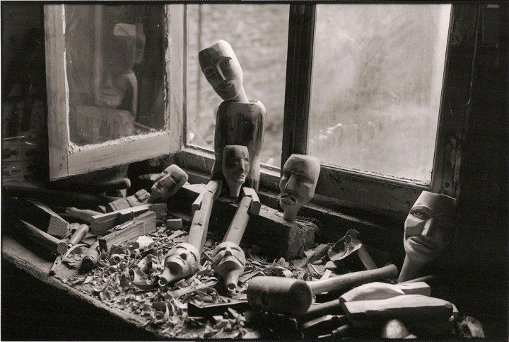 Amiens. Atelier du marionnettiste Facquier. Fin des années 70. © Jean-Louis Crimon