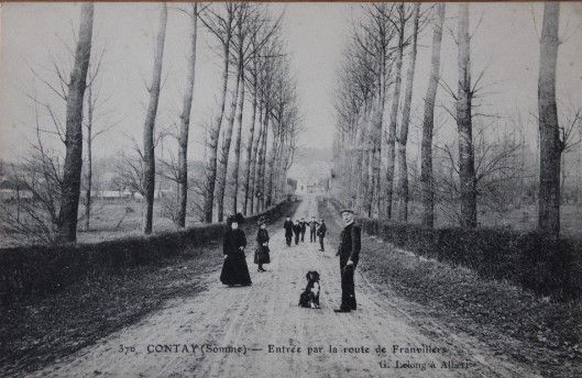 Contay. Entrée par la route de Franvillers. Carte postale ancienne. © G. Lelong.