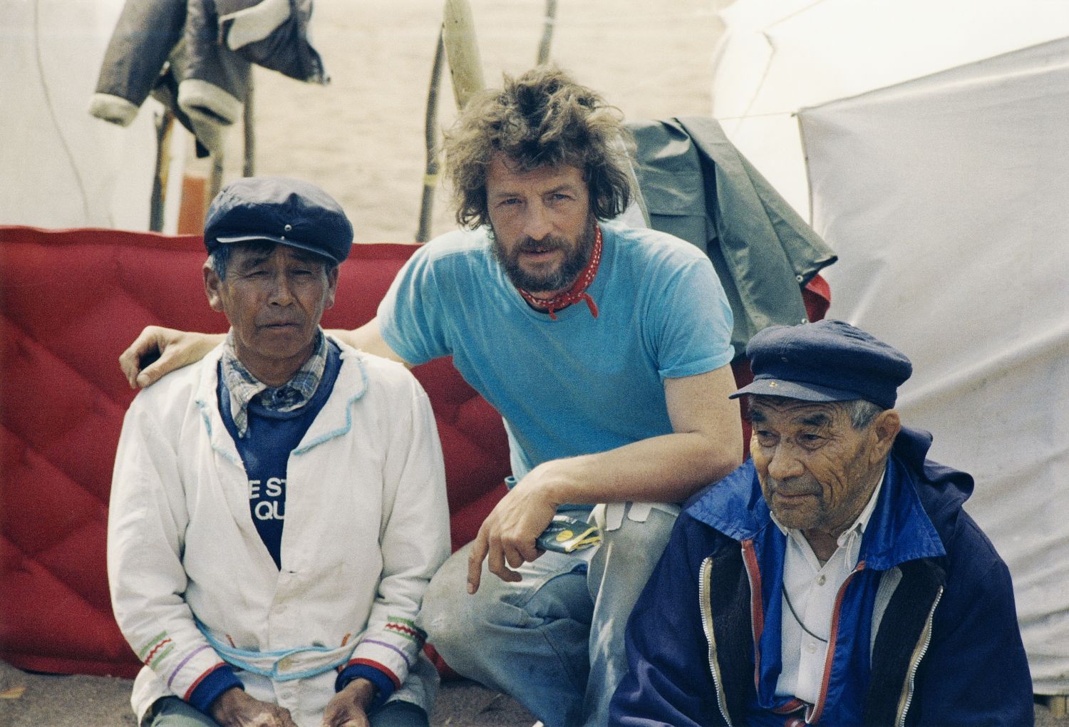 Pierre Courtois (à gauche), Rémi Savard (au centre), Charles Tettaut (à droite), au pied de la 4e chute de la rivière Natashquan en 1977