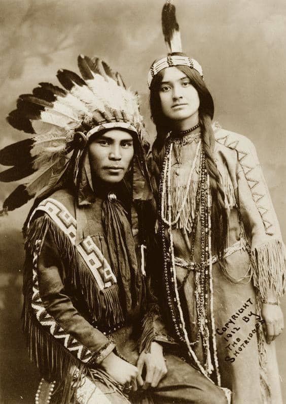 Un très beau couple amérindien, Situwuka et Katkwachsnea, 1912. Crédit photographie à Louis Situwuka Shotridge. Via Photographies des Amérindiens