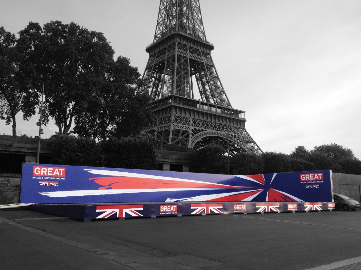 podium evenementiel en exterieur avec pont aluminium pour tension de toile avec impression numerique grand format.