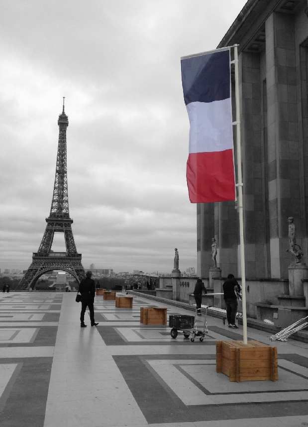 drapeau sur mat avec plot de lestage beton