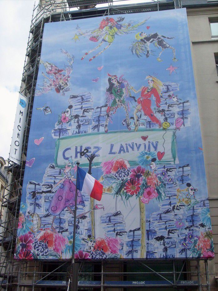 Toile décorative sur échafaudage.  Habillage publicitaire des façades en ravalement.