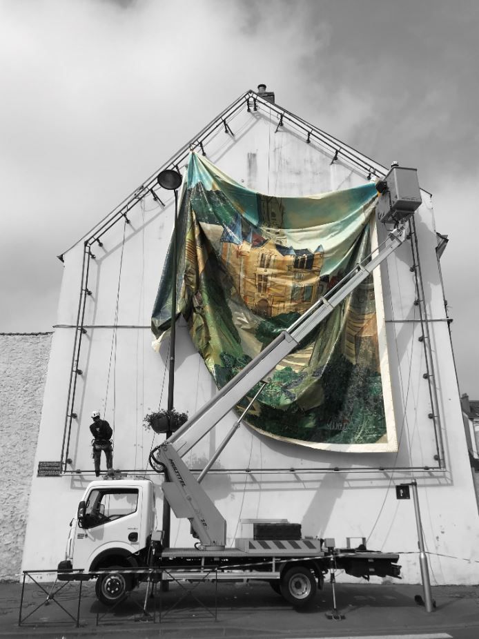 installation dune oeuvre artistique grand format sur toile