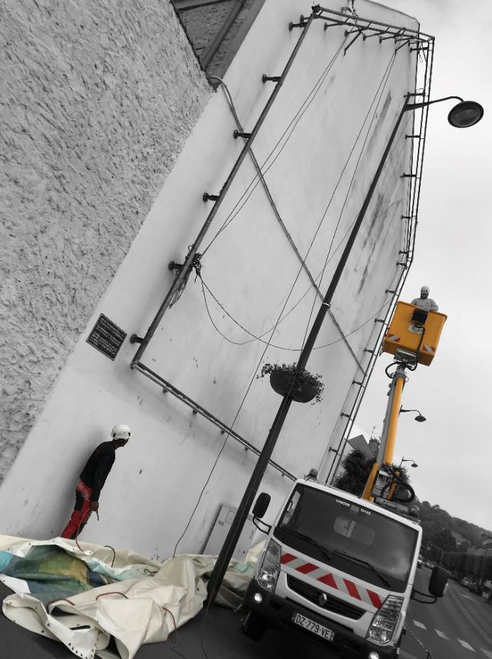 pose d'une toile sur cadre bi tube _ structure tubulaire.