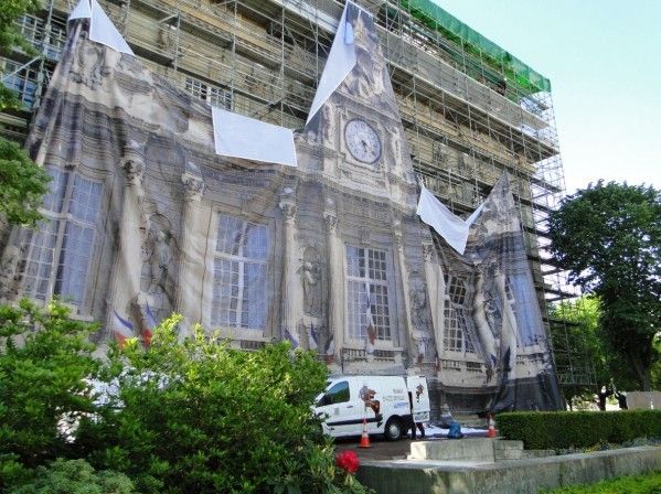 pose d'une bache grand format sur echafaudage 