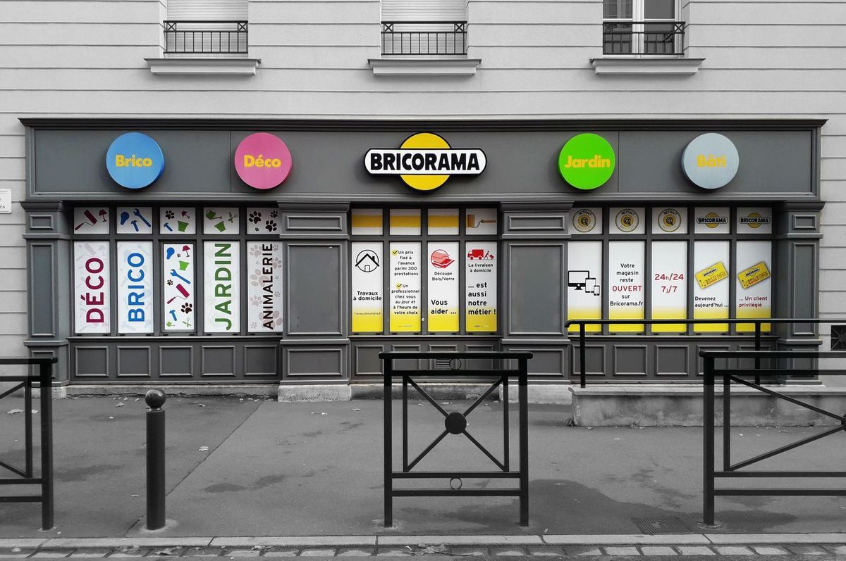 adhesif opaque impression numerique. application sur vitrine façade de magasin_grande surface de bricolage