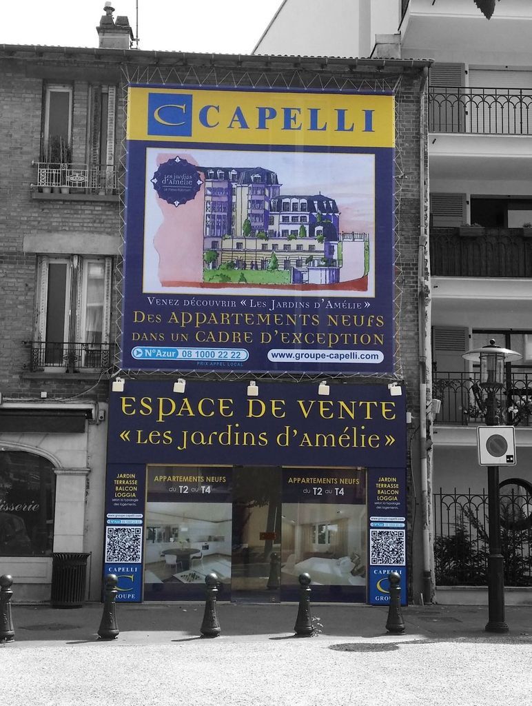 habillage publicitaire de façade de batiment avant destruction