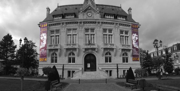 kakemono-sur-la-facade-de-la-mairie