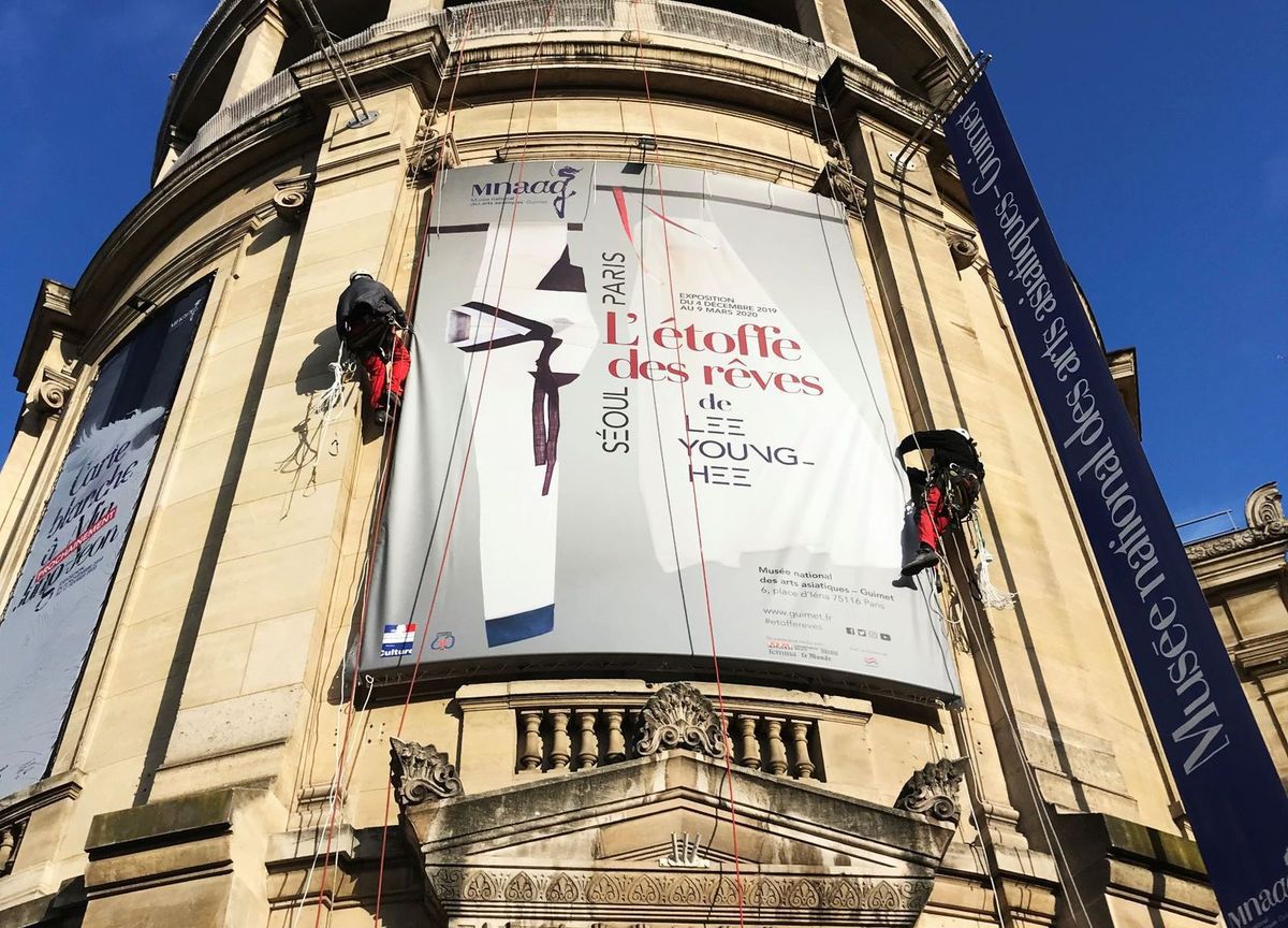 bache imprimée affichage museographique grand format_pose de la toile musée guimet