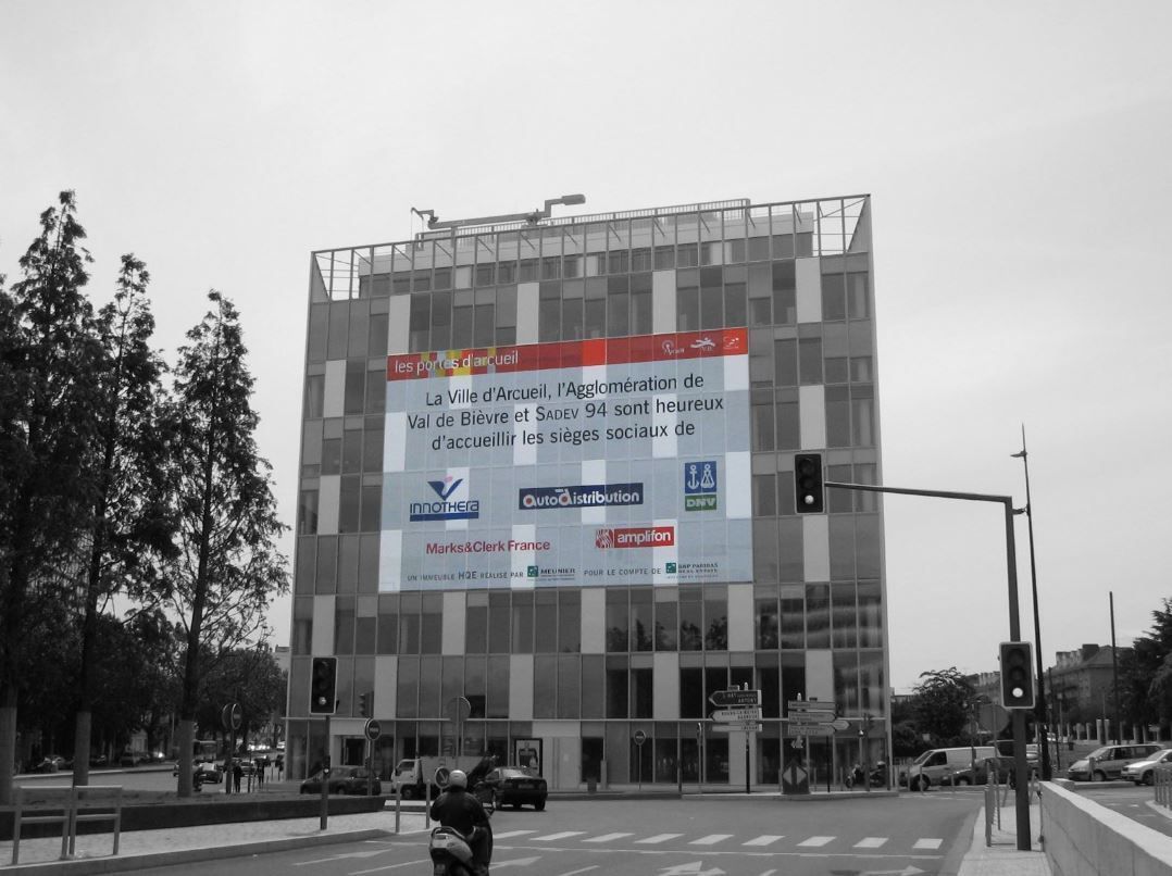adhesif micro perforé sur façade immeuble