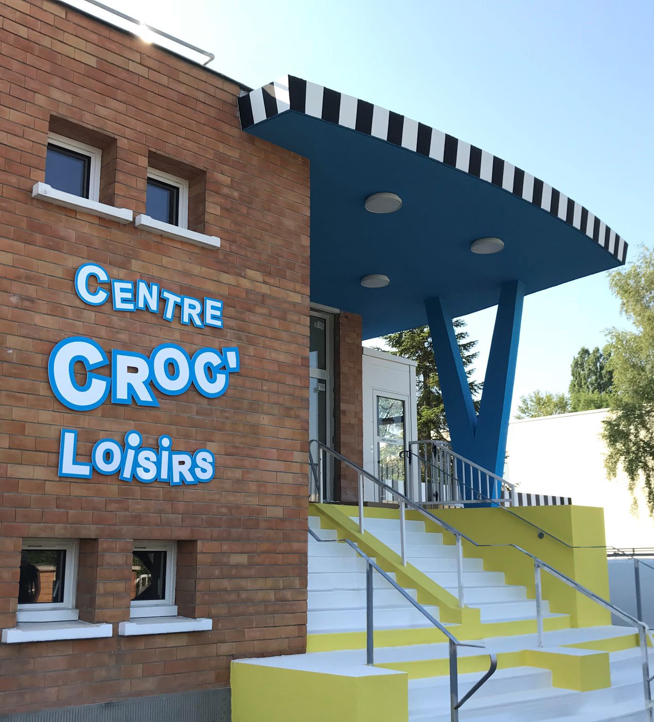 Enseigne logo et lettres découpées en dibond 3mm. Panneau aluminium