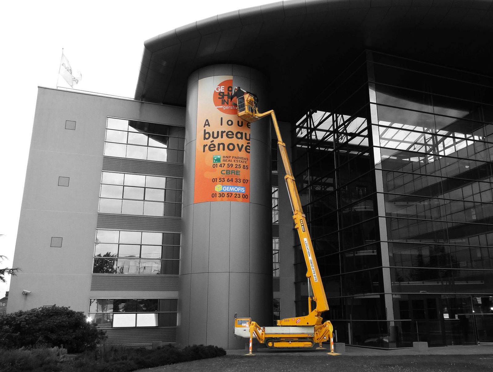 Immeuble de bureaux à louer / adhesif publicitaire pose a la nacelle araignee