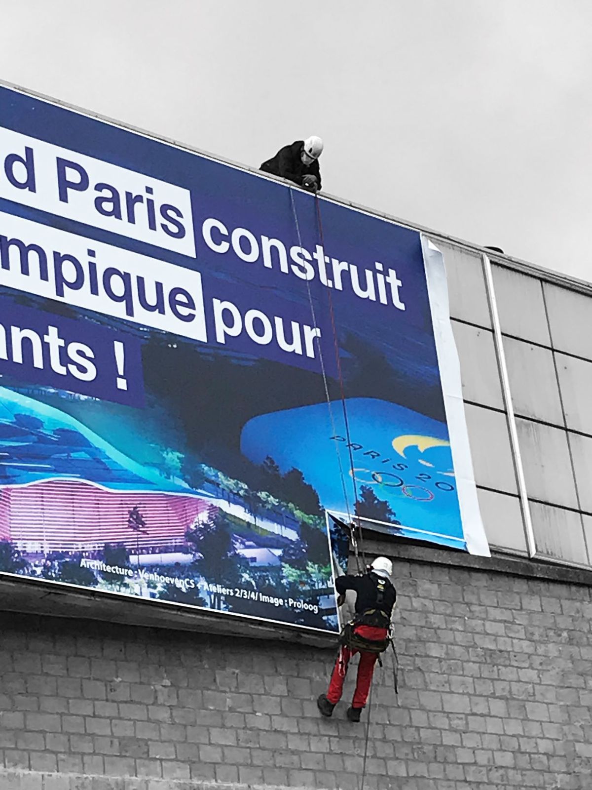 Mise en place de la toile par notre équipe de cordiste