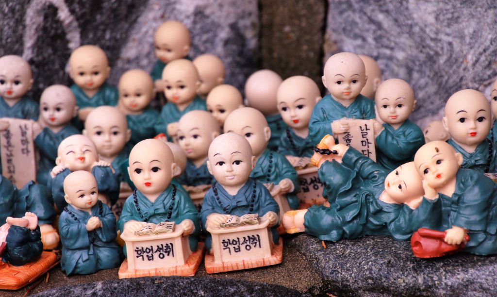 Les bouddhas et ses sujets au Temple Haedong Yonggungsa Busan Corée Sud