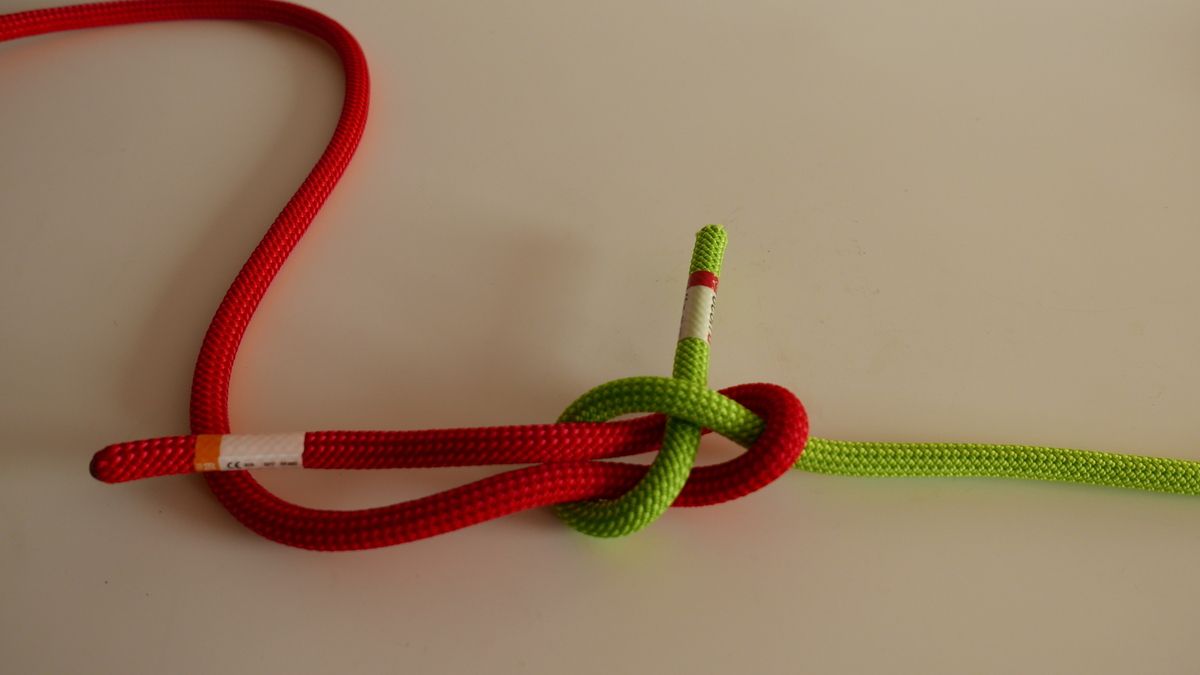 Le voici fait pour rabouter deux cordes ( verte et rouge) ou fermer un anneau confectionné dans une corde rouge. C'est le méconnu nœud de tisserand. ( Attention: lui aussi nécessite des nœuds d'arrêt!)