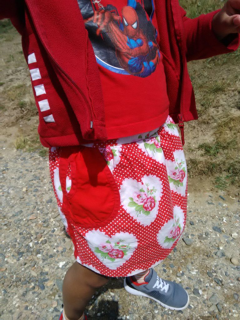 jupe short rouge avec roses