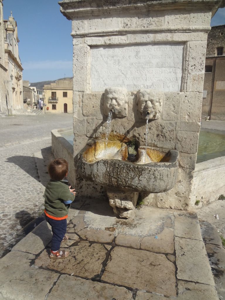 La Fontana di Palazzo Adriano, in Piazza Umberto I (foto di Maurizio Crispi)