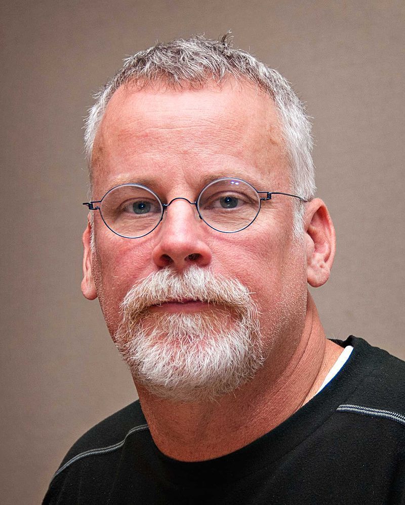 Michael Connelly (Filadelfia, 21 luglio 1956) è uno scrittore statunitense di thriller: i suoi libri sono stati tradotti in 35 lingue diverse. È stato presidente del Mystery Writers of America dal 2003 al 2004.