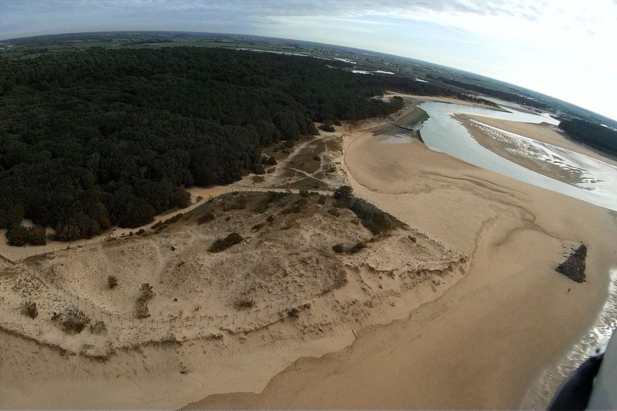 Photos aériennes d'une grande marée sur la plage du veillon à Talmont