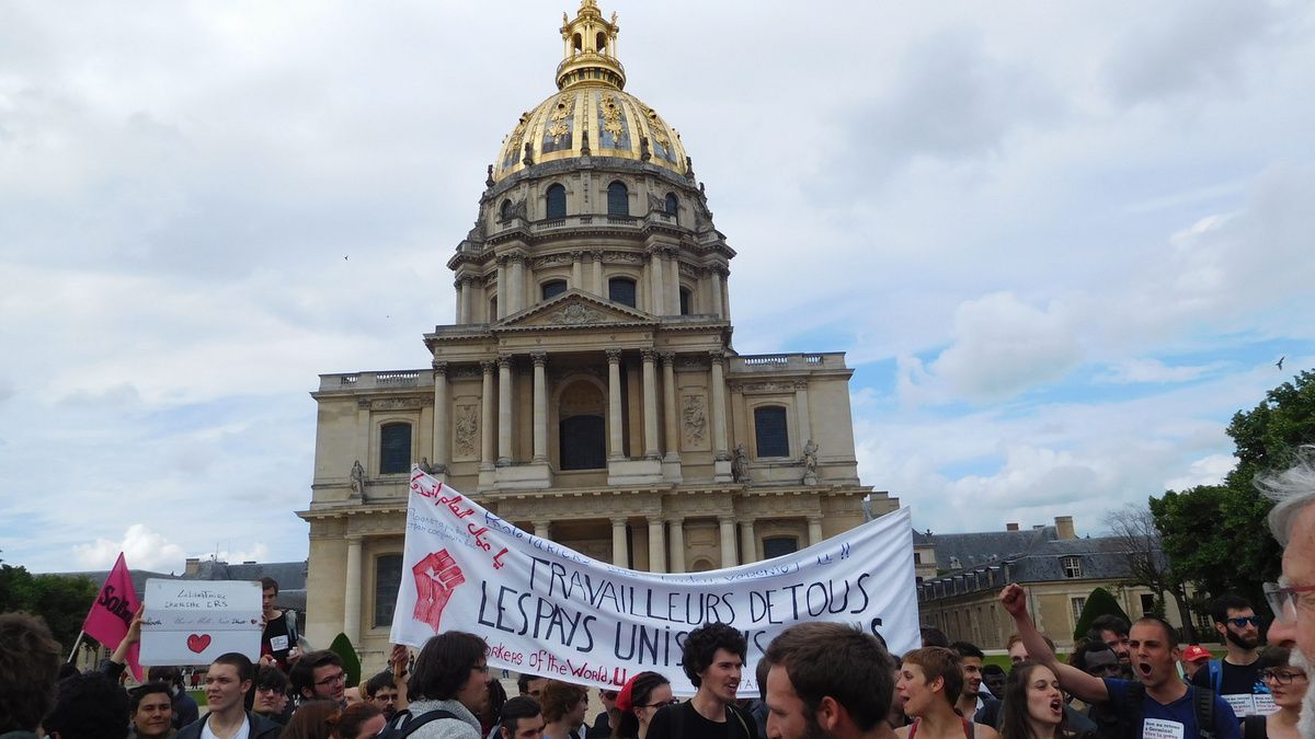 "Travailleurs de tous les pays, unissons-nous", après la manifestation contre la loi travail El Khomri le 14 juin 2016 à Paris