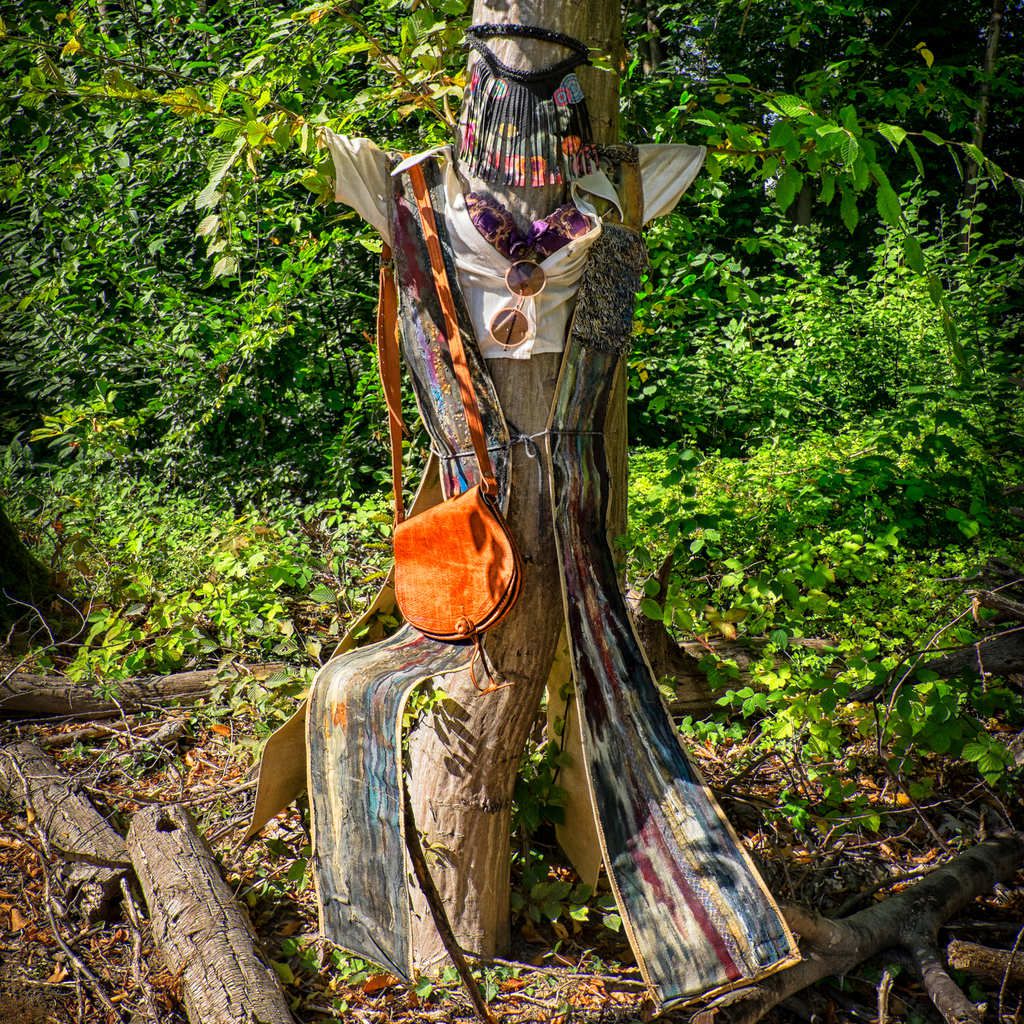 ACUTI L'Artiste qui habille les Arbres / The Artiste who dresses the Trees Arbre habillé Arbres habillés - écologie - protection de la nature