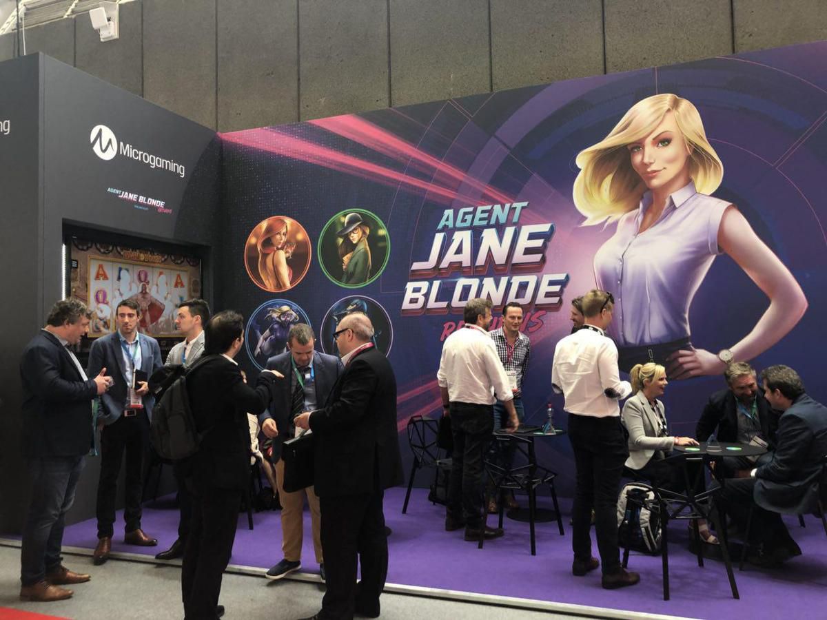 Agent Jane Blonde Returns du développeur Microgaming