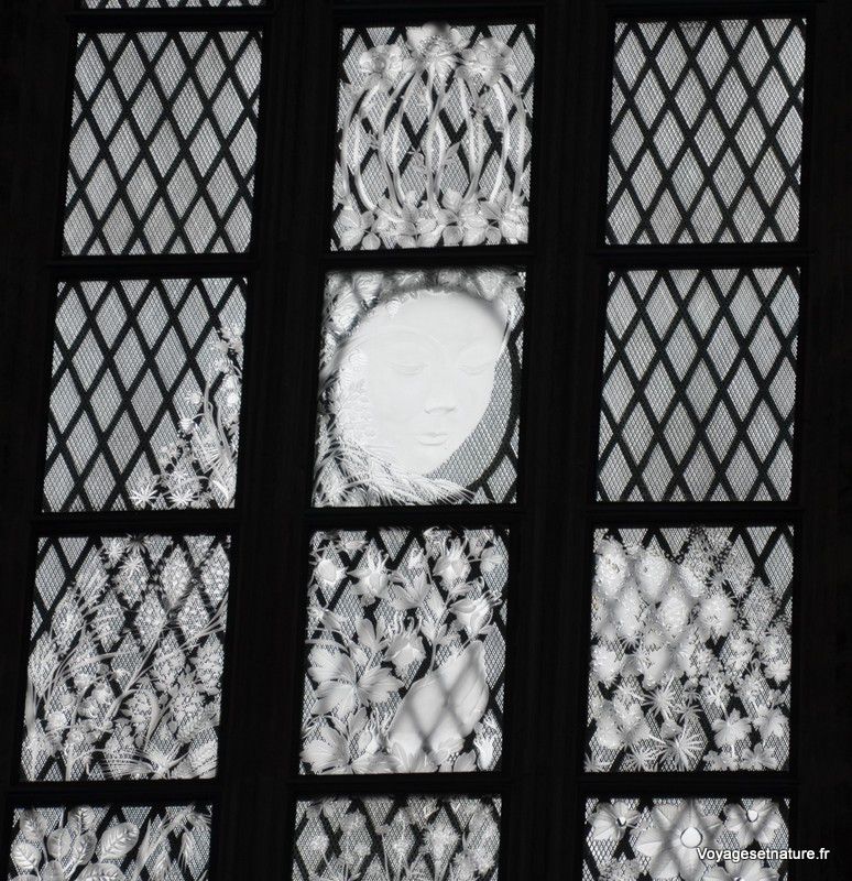 Vitraux "Fenêtre de la Vierge" de 1994 (verre gravé)