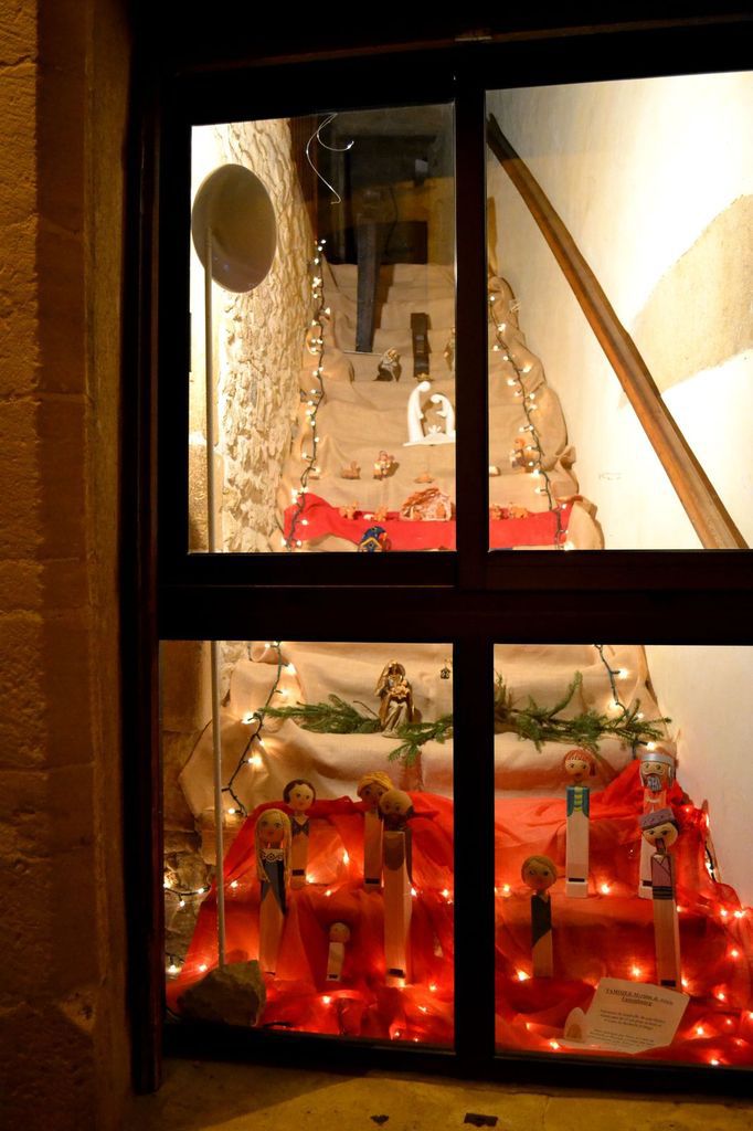 Les jolies crèches de Noël du village d'Oingt dans le Rhône...