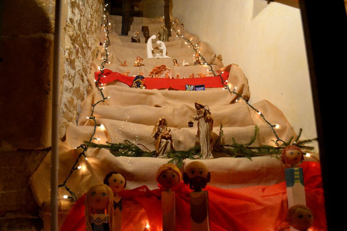 Les jolies crèches de Noël du village d'Oingt dans le Rhône...