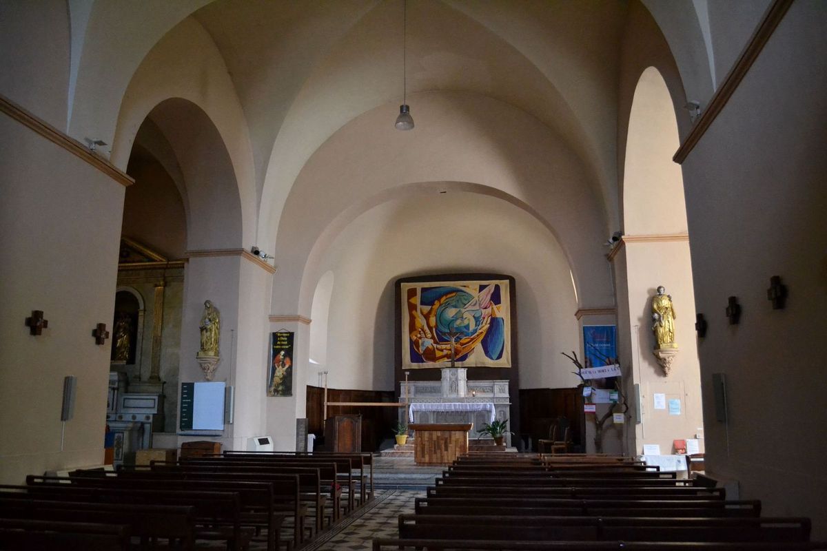 Arrivée à Vogüé et visite de son église, l'église Sainte-Marie...