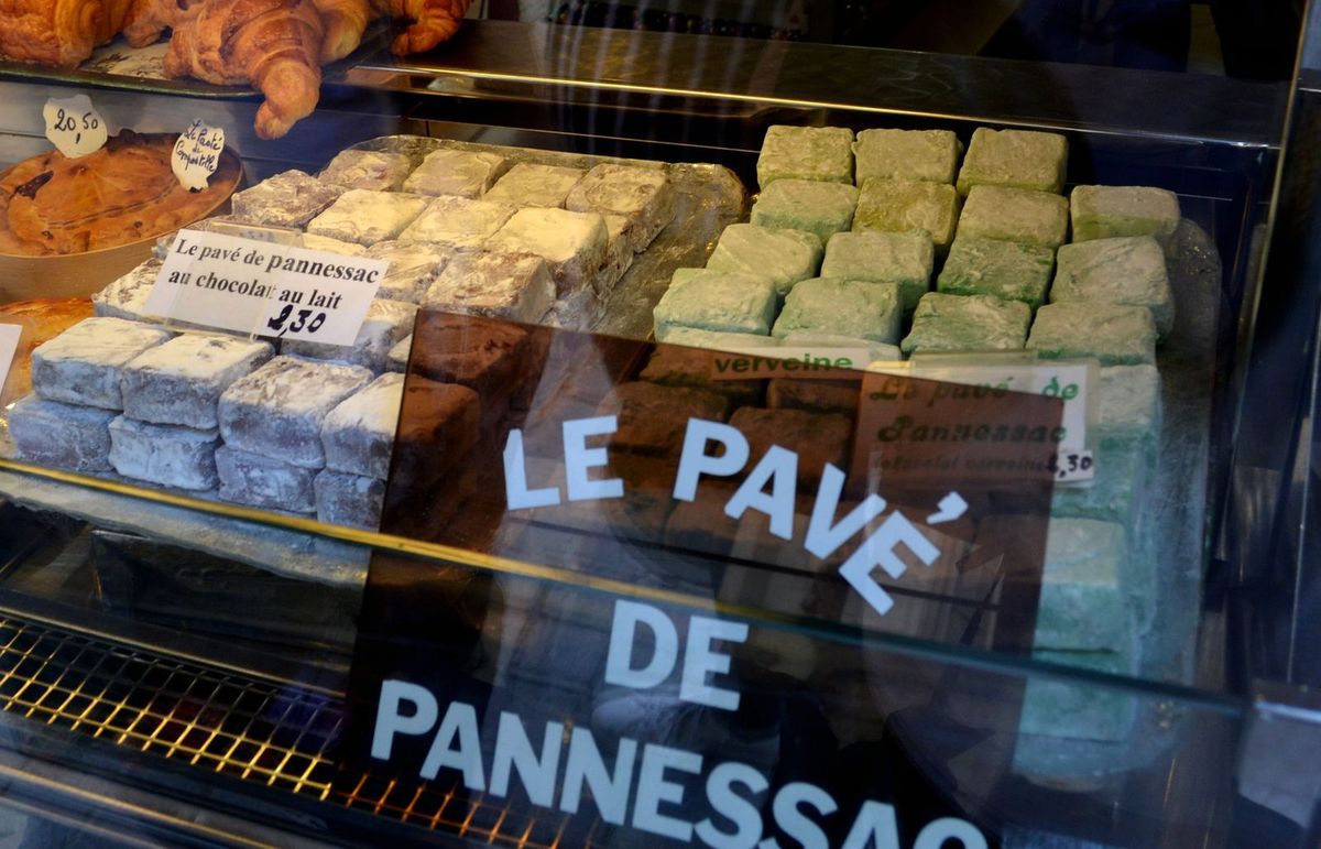 La rue Panessac et son fameux "pavé" à la verveine (inspiré des pavés de la rue), gourmandise vendue dans la Chocolaterie du Velay...