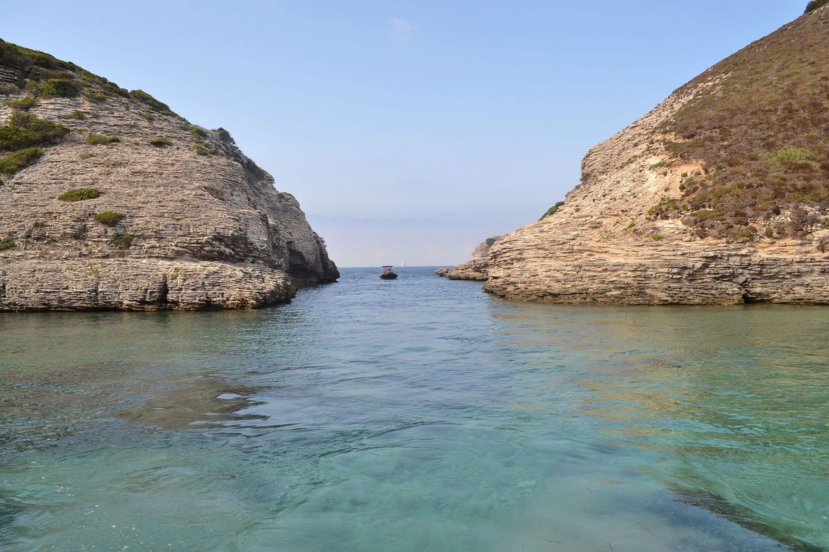 La jolie calanque de Fazzio, où des contrebandiers ont opéré pendant des centaines d'années, à l'abri des regards... On y accède par un petit chenal bordé de falaises calcaires absolument spectaculaires! 