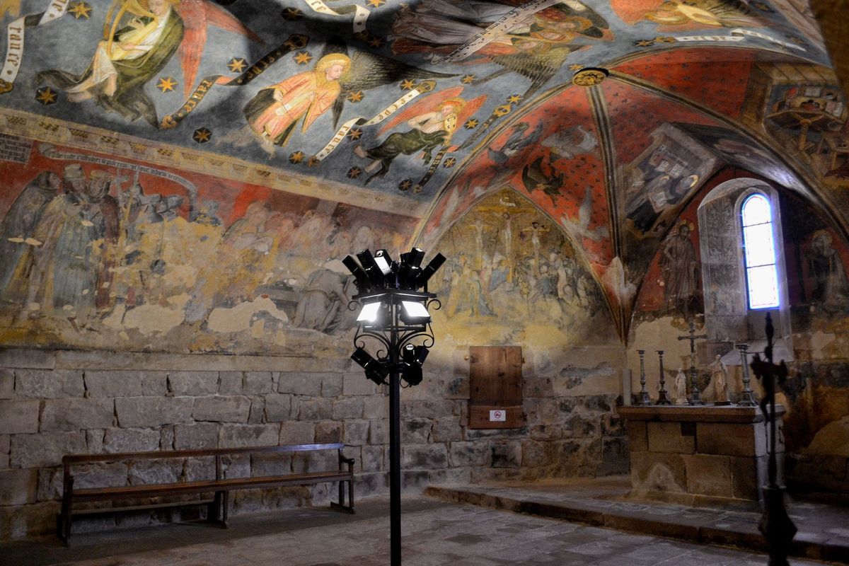 Les splendides fresques murales de la chapelle basse de la Collégiale de Saint-Bonnet-le-Château... 