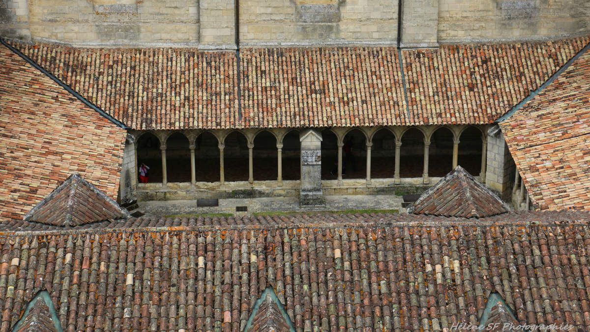 Saint-Emilion incontournable : monter en haut du clocher de l'église Monolithe pour la vue exceptionnelle sur les toits et sur les vignobles classés
