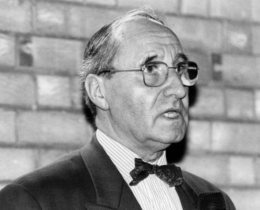 Ancien Maire de Roncq de 1983 à 1995 et Ancien Conseiller Général du Nord de 1992 à 1998.