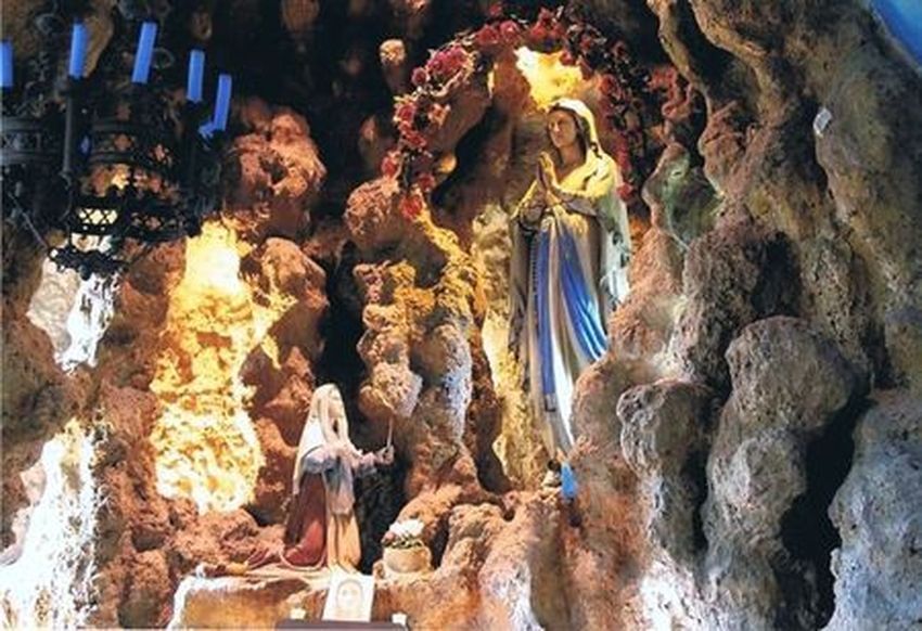 Chapelle Notre-Dame de Lourdes Halluin... Reconstitution de la Grotte de Massabielle. Mme Denise Joncquiert-Bisbrouck était l'ancienne propriétaire.