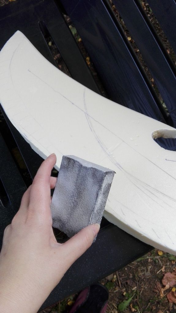 L'éponge magique pleine de poussière de polystyrène et à moitié arrachée sur les bords. Dure vie !