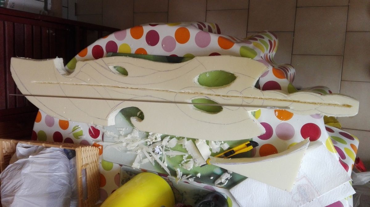 une partie de la découpe au détail s'est faite sur la plaque de verre de la cuisine ! (bien entendu laver ensuite la plaque, le polystyrène n'est pas comestible !)