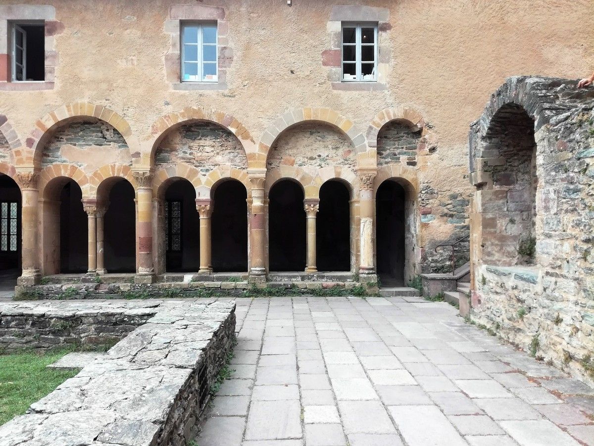 cloître de l'abbatiale Sainte Foy à CONQUES
