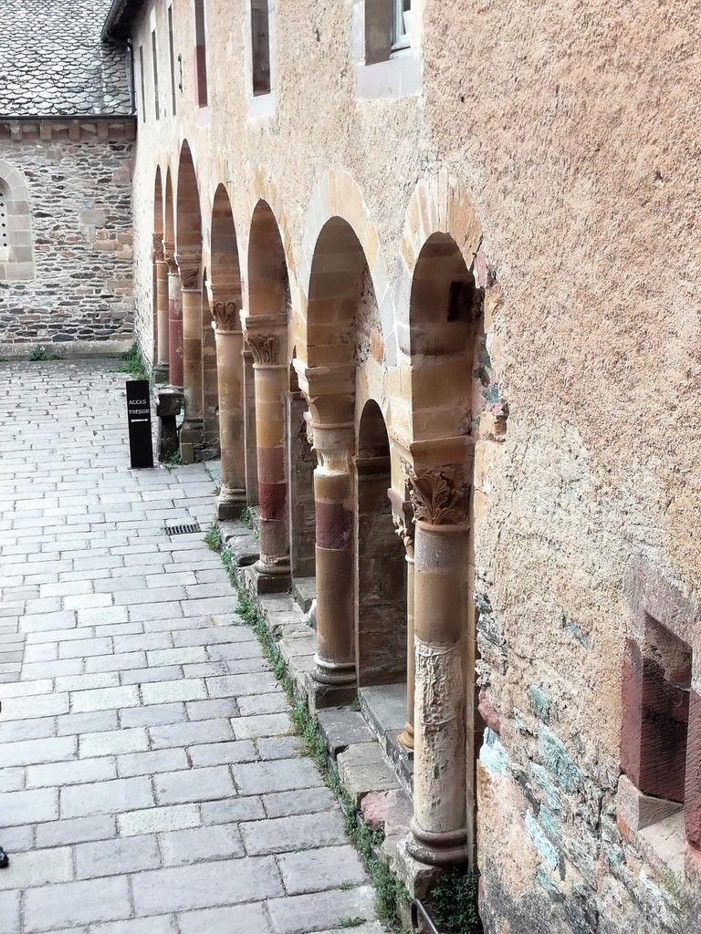 cloître de l'abbatiale Sainte Foy à CONQUES