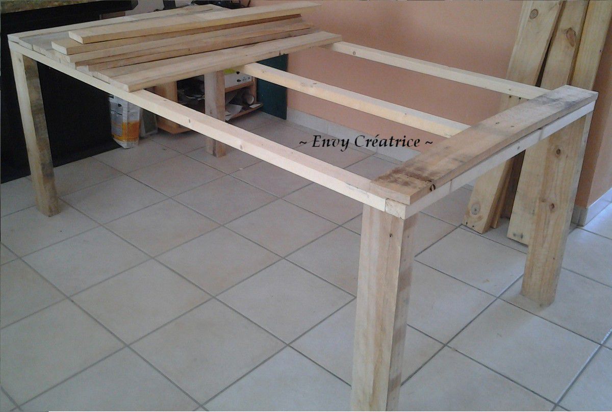 Tuto pour la réalisation d'une grande table en palette - Le blog de Envy  Créatrice