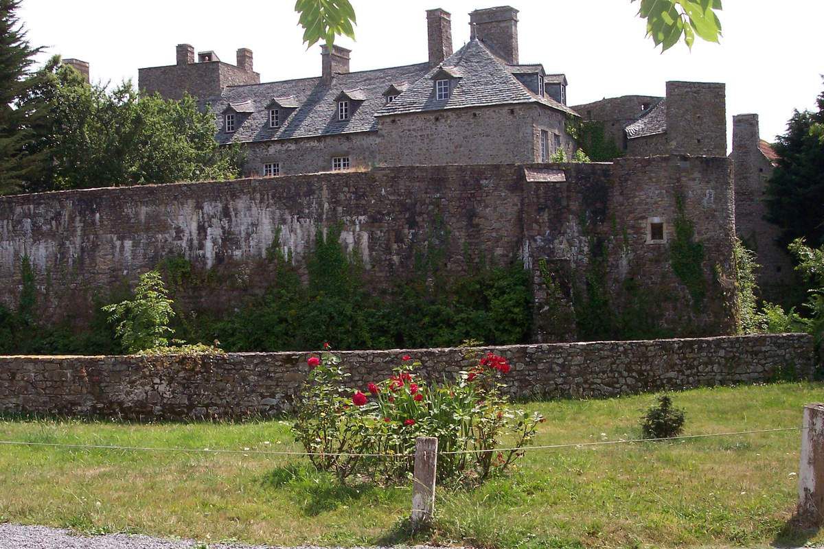 Le logis du château de Pirou derrière ses remparts