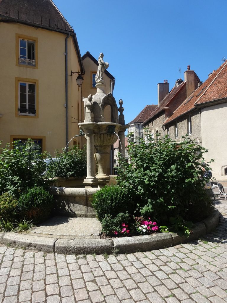 Saulieu la fontaine Caristie