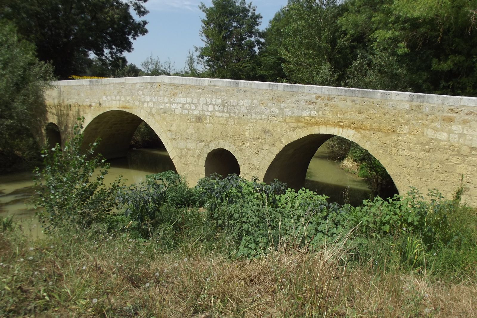 Le pont roman de L'Artigue entre Beaumont et Larresingle