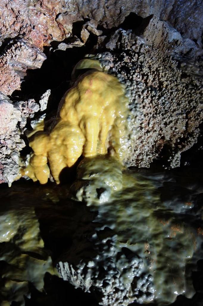 la grotte aux méduses : le concrétionnement de la partie supérieure