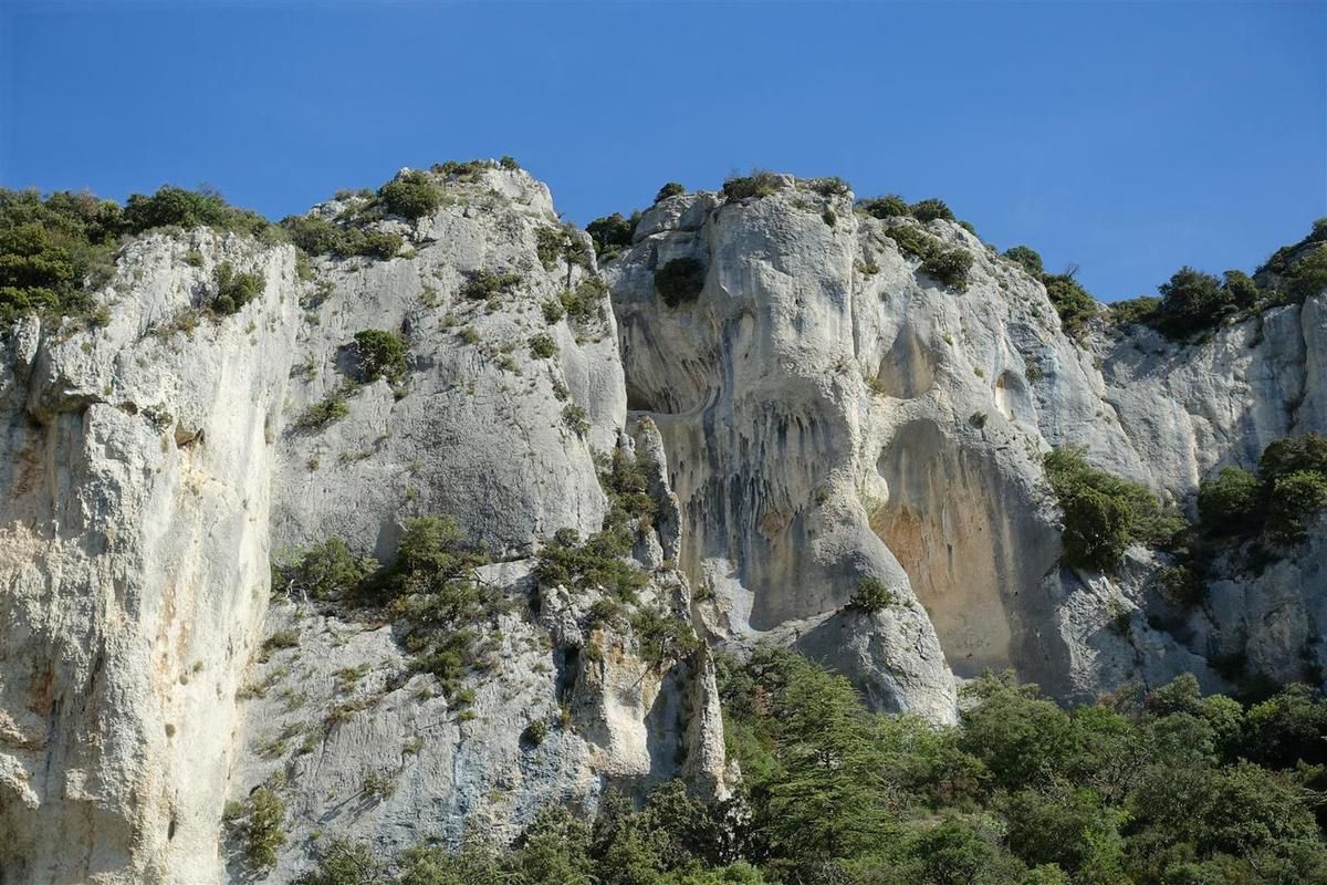 les falaises creusées de baumes du haut vallon de l'Arc