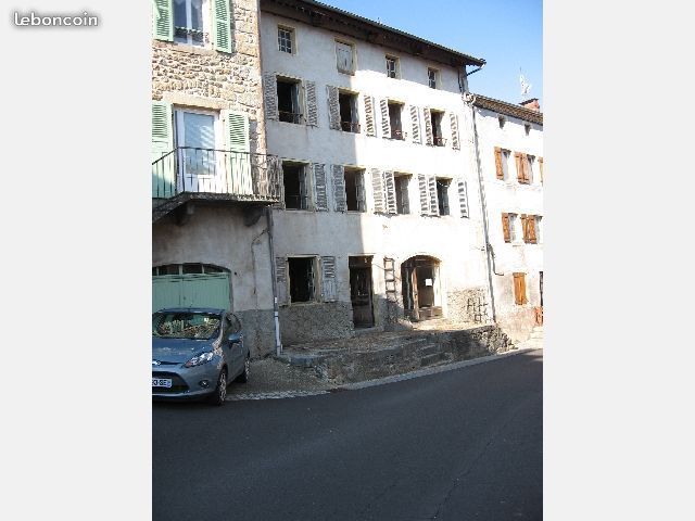 Soyez les premiers à profiter du potentiel de cette spacieuse maison de ville en vente sans commission à Saint-Bonnet-le-Chastel dans le Puy de Dôme. Une maison dans son jus, en vente sans commission. Cette spacieuse maison de 200m² peut être rénovée pour une grande famille, mais aussi décomposée en deux appartements. Actuellement deux entrées accèdent à la maison et laissent par conséquent de nombreuses possibilités d'aménagement. Un grenier de 115 m² ajoute du potentiel à cette grande maison de ville en vente sans agence à Ambert. Une maison de campagne en vente entre particuliers au cœur de l'Auvergne. Entre Clermont Ferrand et Saint Etienne cette belle maison de village en plein cœur de l'Auvergne dégage beaucoup de charme. Nichée dans un village typique, entourée d'une généreuse nature, elle est à proximité de toutes les commodités et infrastructures du village. En vente sans frais d'agence, cette maison séduira les amoureux de vieilles pierres. Référence annonce : 3105 SARL AK ASSOCIES Tél. 09 87 67 31 47